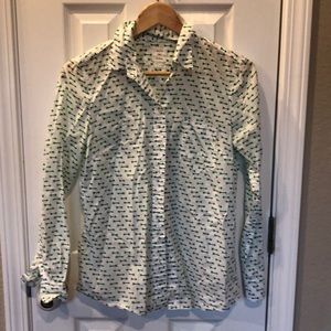 Gap arrow print shirt